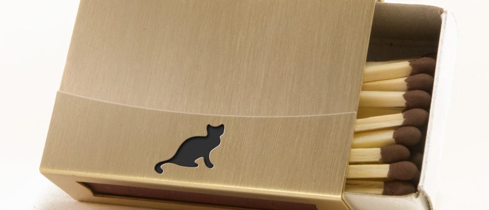 Streichholzschachtel - Huelle aus Messing mit schwarzer Katze Streichholzschachtel - Huelle aus Messing mit schwarzer Katze