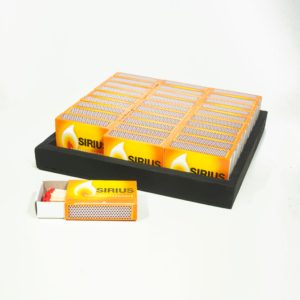 30 Sirius Streichholzschachteln auf schwarzem Holztablett