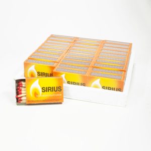 30 Sirius Streichholzschachteln auf weißem Holztablett