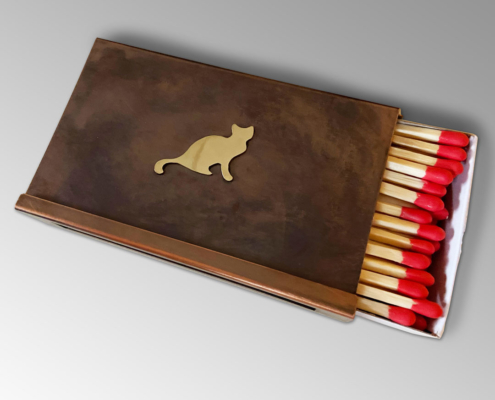 Kaminholzschachtel - Hülle aus Kupfer mit Katze aus poliertem Messing