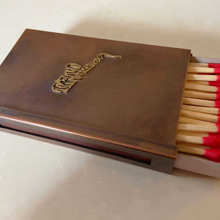 Kaminholzschachtel - Hülle aus Kupfer mit Saxophon-Logo aus poliertem Messing