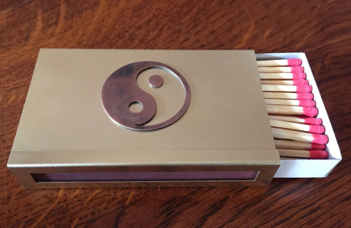 Große Hülle für Kaminhölzer aus Messing mit Yin / Yang aus Kupfer