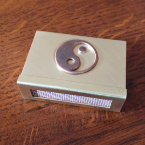 Kleine Hülle aus Messing mit Yin / Yang aus Kupfer