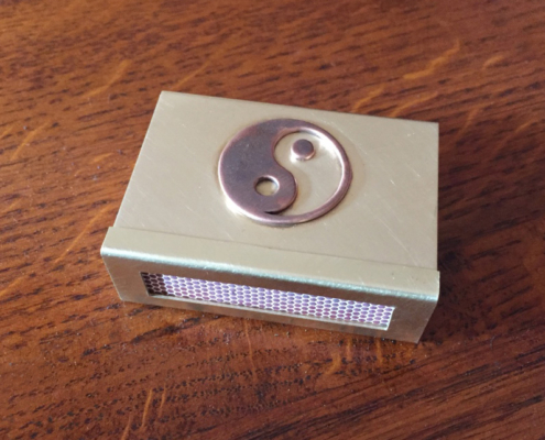 Kleine Hülle aus Messing mit Yin / Yang aus Kupfer