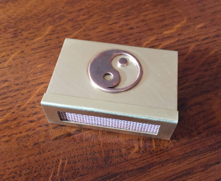 Kleine Hülle aus Messing mit Yin / Yang aus Kupfer