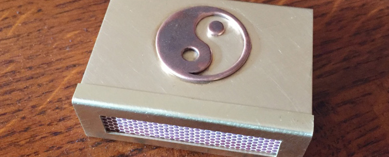 Kleine Hülle aus Messing mit Yin / Yang aus Kupfer