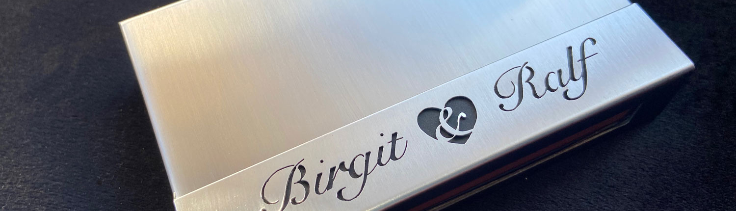 Kaminholzschachteö aus Edelstahl mit Namen und Herz