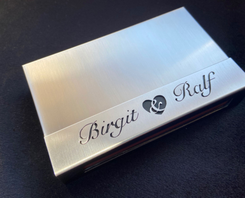 Kaminholzschachteö aus Edelstahl mit Namen und Herz