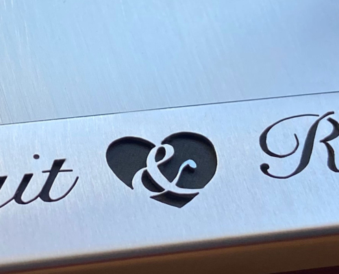 Kaminholzschachteö aus Edelstahl mit Namen und Herz