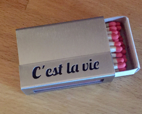 C'est la vie – so ist das Leben ... Streichholzschachtel-Hülle mit dem Text C'est la vie