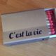 Streichholzschachtel-Hülle mit dem Text C'est la vie