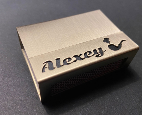 Streichholzetui aus Edelstahl mit ausgesägtem Namen und Pfeife