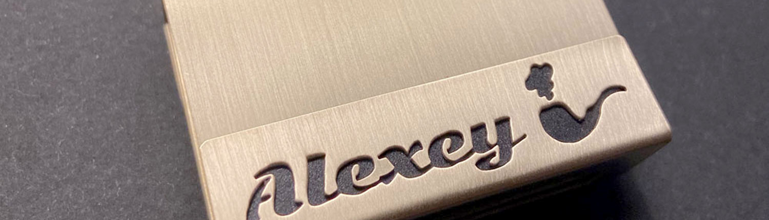 Streichholzetui aus Edelstahl mit ausgesägtem Namen und Pfeife