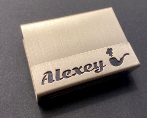 Streichholzetui aus Edelstahl mit ausgesägtem Namen und Pfeife