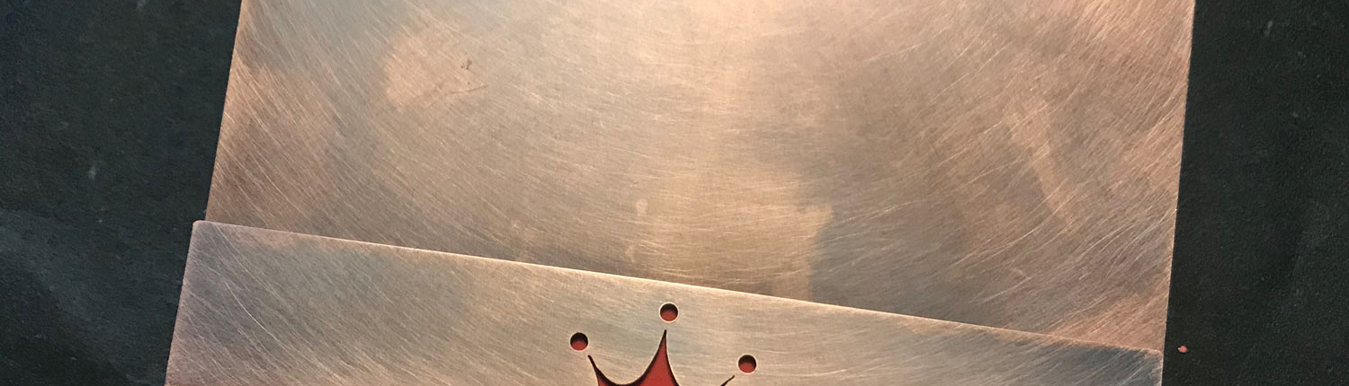 Hülle für Kaminholzschachteln verziert mit einer Krone