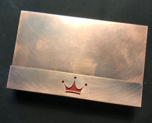 Hülle für Kaminholzschachteln verziert mit einer Krone