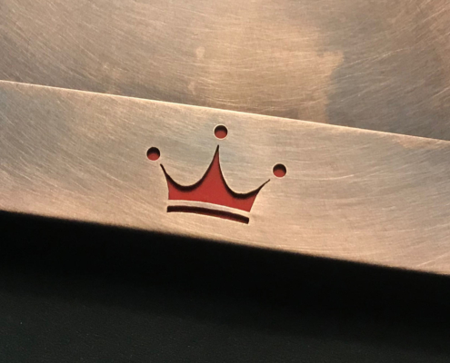 Hülle für Kaminholzschachteln verziert mit einer Krone