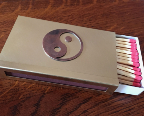 Die kleine Hülle für Kaminholzschachteln Hülle für Kaminholzschachteln aus Messing im Yin und Yang Symbol