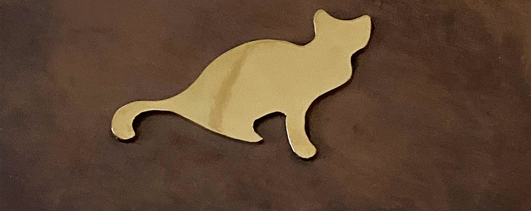 Kupfer und poliertes Messing - eine schöne Kombination Kaminholzschachtel-Hülle aus Kupfer mit polierter Katze aus Messing