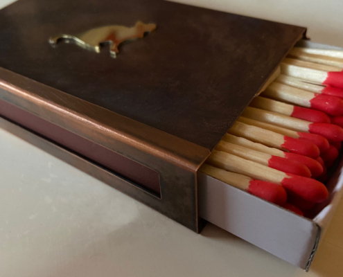 Kupfer und poliertes Messing - eine schöne Kombination Kaminholzschachtel-Hülle aus Kupfer mit polierter Katze aus Messing