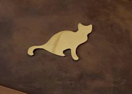 Kaminholzschachtel-Hülle aus Kupfer mit polierter Katze aus Messing