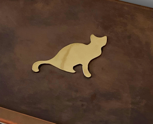 Kupfer und poliertes Messing - eine schöne Kombination Kaminholzschachtel-Hülle aus Kupfer mit polierter Katze aus Messing