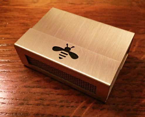 Streichholzhülle aus Messing mit stilisierter Biene