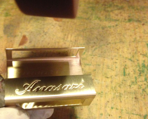 Bild einer Messing Streichholzschachtel die geschliffen wird