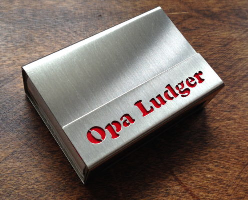 Streichholzschachtel aus Edelstahl mit Text "Opa Ludger"
