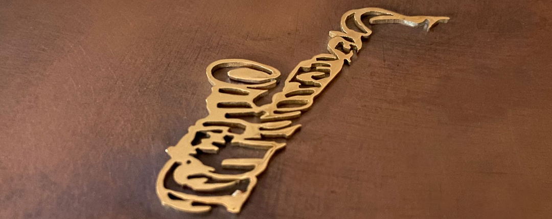 Kaminholzschachtel-Hülle aus Kupfer mit poliertem Saxofon-Element