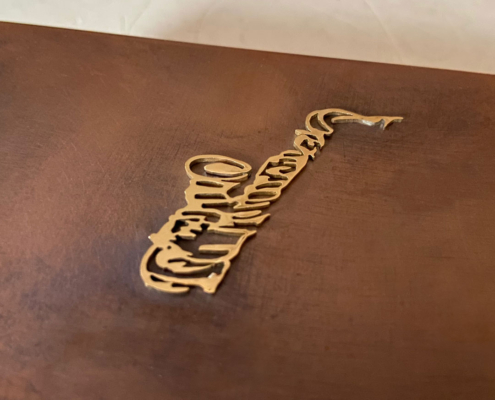 Kaminholzschachtel-Hülle aus Kupfer mit poliertem Saxofon-Element