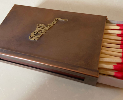 Kaminholzschachtel-Hülle aus Kupfer mit poliertem Saxofon-Element