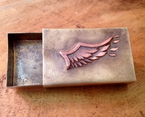 Streichhokzschachtel aus Messing mit aufgelötetem Flügel