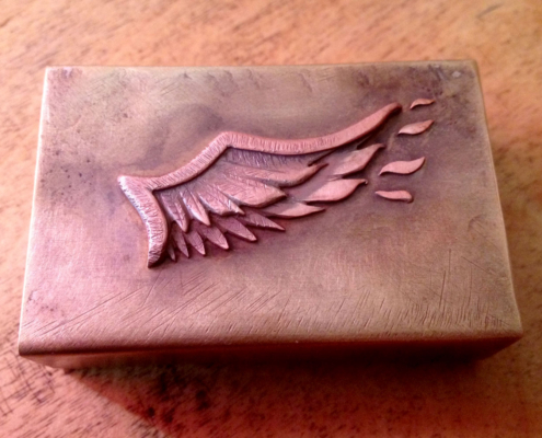 Streichhokzschachtel aus Messing mit aufgelötetem Flügel