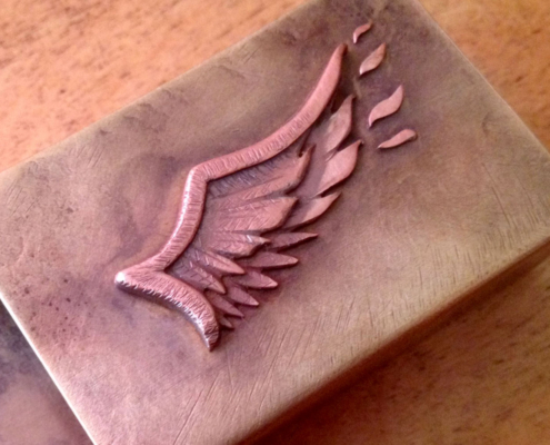 Streichhokzschachtel aus Messing mit aufgelötetem Flügel