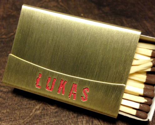 Ein schönes Geschenk ... Streichholz Cover aus Messing mit ausgesägtem Namen