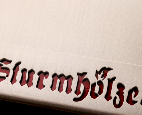 Hülle für Streichholzschachteln mit dem Schriftzug "Sturmhölzer"