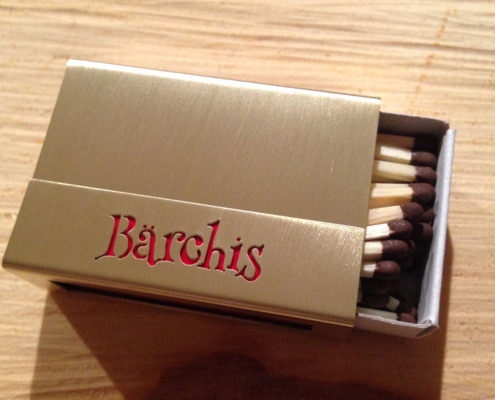 Streichholzschachtel-Hülle mit ausgesägtem Schriftzug "Bärchis"