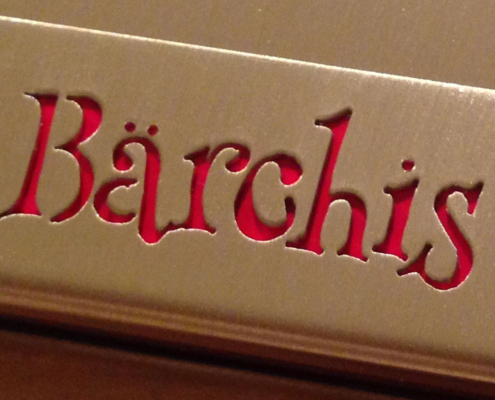 Streichholzschachtel-Hülle mit ausgesägtem Schriftzug "Bärchis"