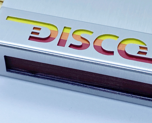 Streihholzschachte-Etui mit ausgesägtem Schriftzug "DISCO"