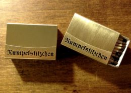 Streichholzschachtel-Etuis aus Messing mit dem Text "Rumpelstilzchen"