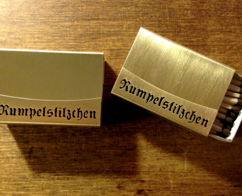 Streichholzschachtel-Etuis aus Messing mit dem Text "Rumpelstilzchen"