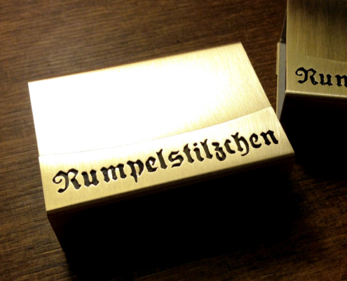 Streichholzschachtel-Etuis aus Messing mit dem Text