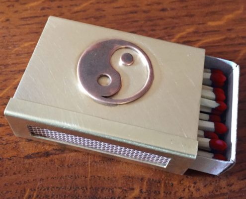 Die kleine Hülle für Streichholzschachteln Hülle für Streichholzschachteln aus Messing im Yin und Yang Symbol