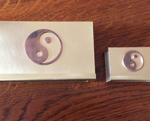 Messing und Kupfer - eine schöne Kombination Zwei Hüllen für Streichholzschachteln aus Messing im Yin und Yang Symbol