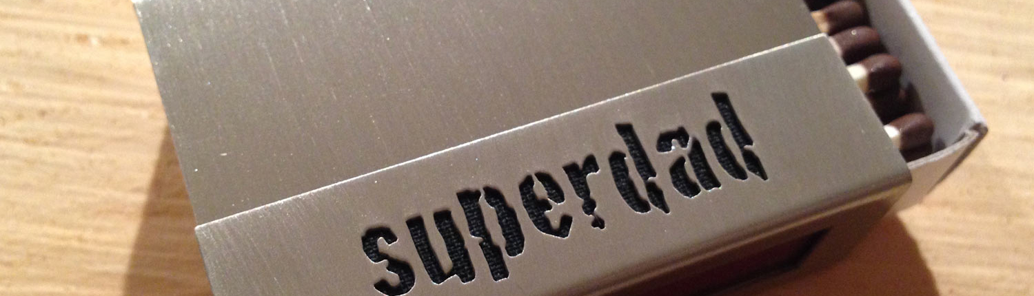 Streichholzschachtel-Hülle aus Edelstahl mit ausgesägtem Text