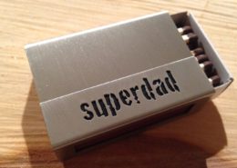 Streichholzschachtel-Hülle aus Edelstahl mit ausgesägtem Text