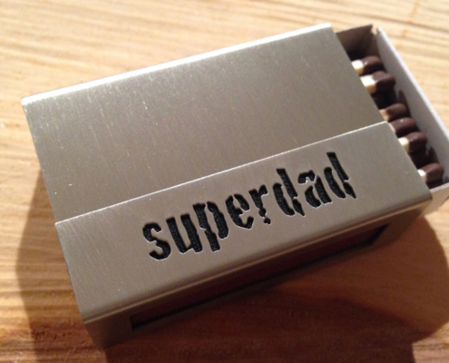 Streichholzschachtel-Hülle aus Edelstahl mit ausgesägtem Text