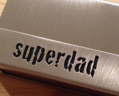 Streichholzschachtel-Hülle aus Edelstahl mit ausgesägtem Text