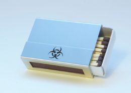 Streichholzschachtel-Hülle mit Bio-Hazard Icon
